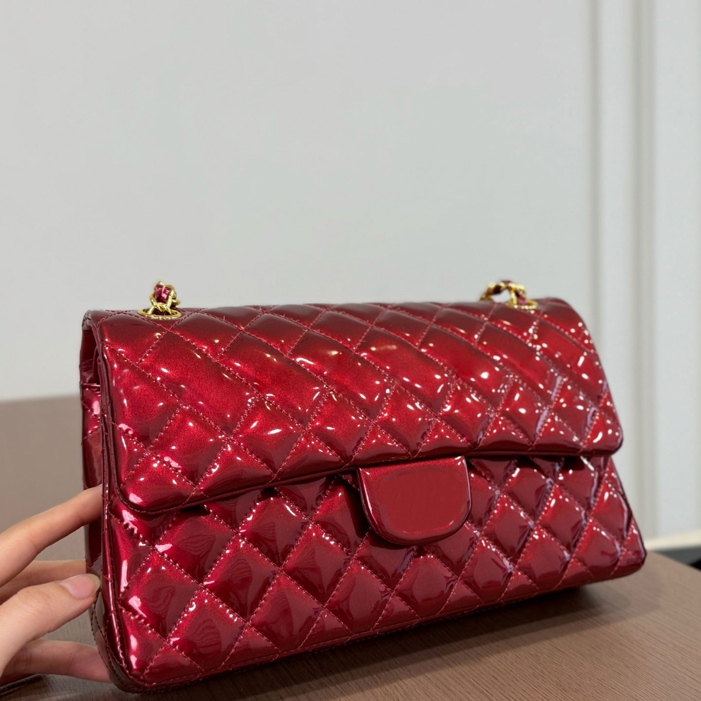 Glossy Patent Leather Designer Shoulder Bag 25 cm Classic Double-Flap Patent Leather Bag Crossbody Bag Gold Quilted Chain Bag Womens Luxury Underarm