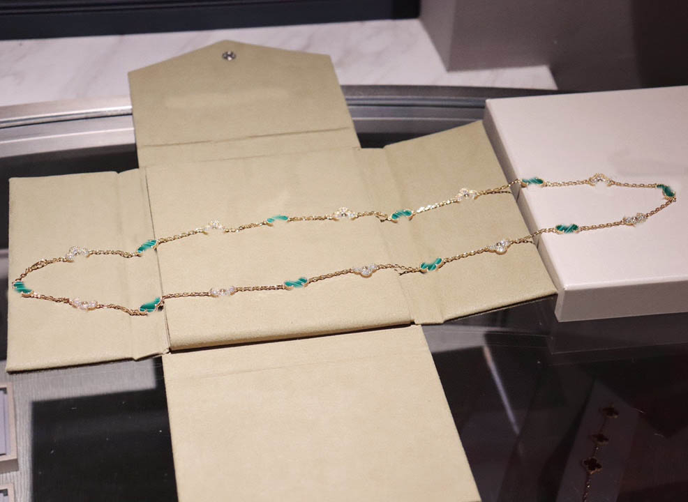 Collier pendentif à breloques de qualité de luxe avec diamant scintillant et malachite verte en plaqué or 18 carats 20 pièces en forme de fleur a