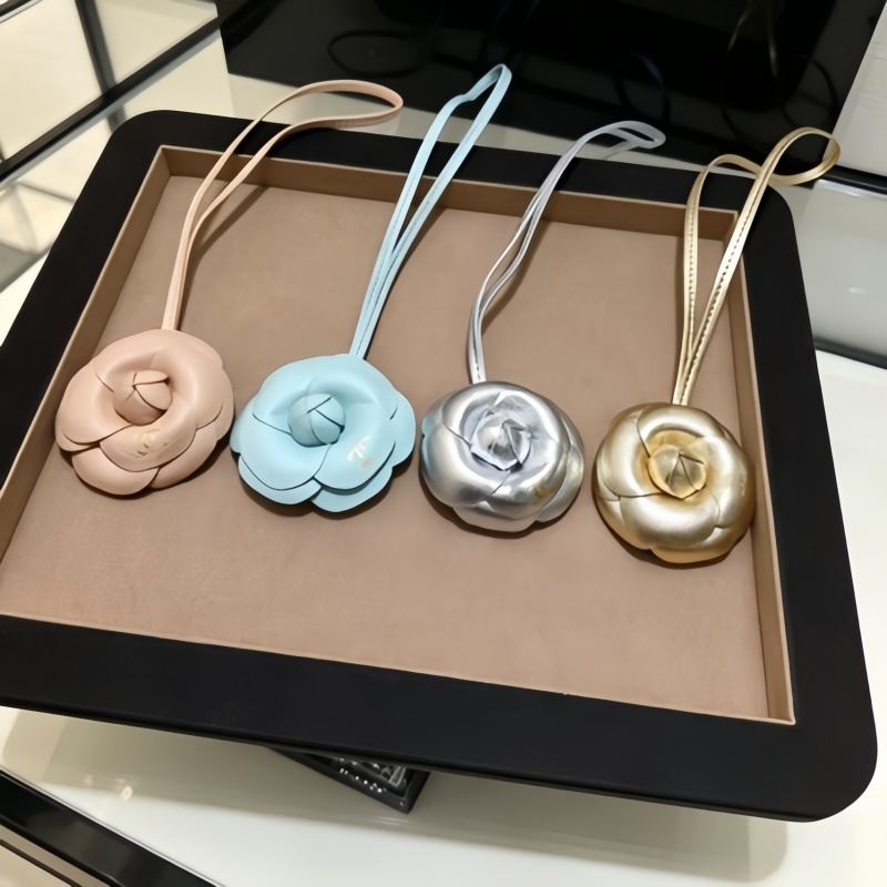 26SS New Light Luxury Black Sheepskin Texture Camellia Mini Bag Charm Classic Multi-color Keychain Necklace Jewelry Accessories
