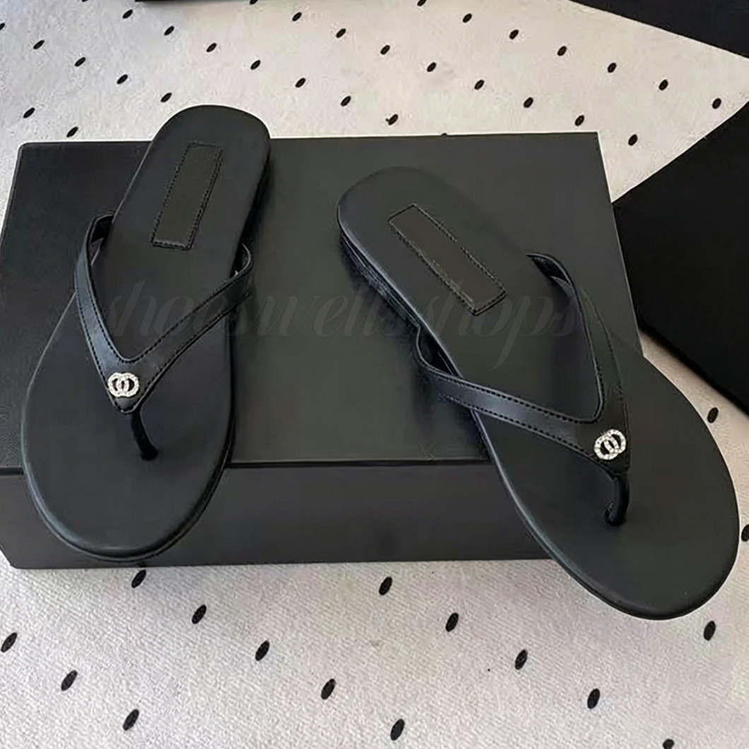 2026 Tongs de luxe de styliste pour femmes, sandales à lanières en cuir avec Logo CC, pantoufles de plage noires élégantes pour les vacances d'ét