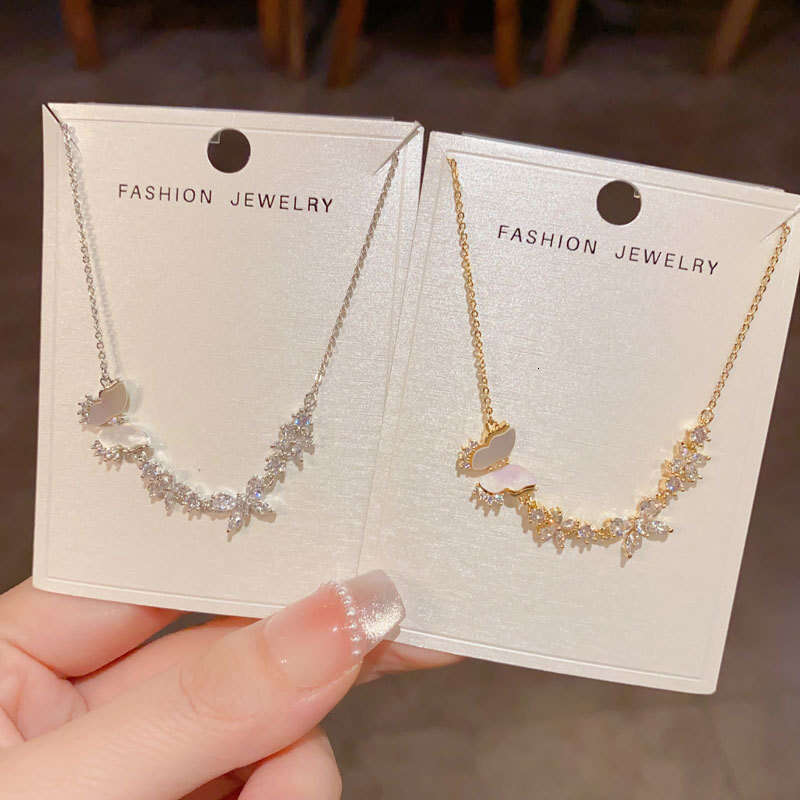 Conception polyvalente de collier papillon en coquillage et diamant, chaîne de pull