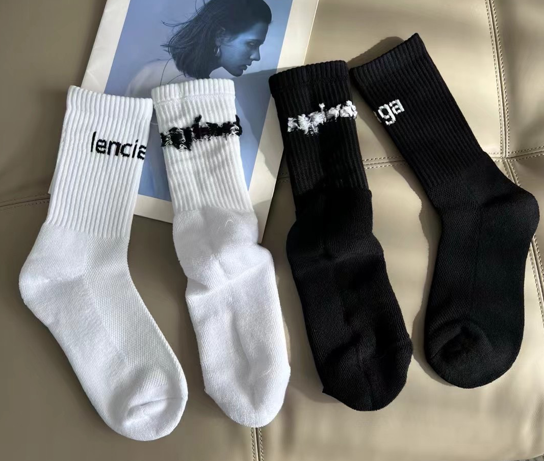 Luxury Designer Paris Towel Bottom Black White Socks For Men Women Letters Embroidered Cotton Middle Tube Sports Socks Unisex Brand Stockings