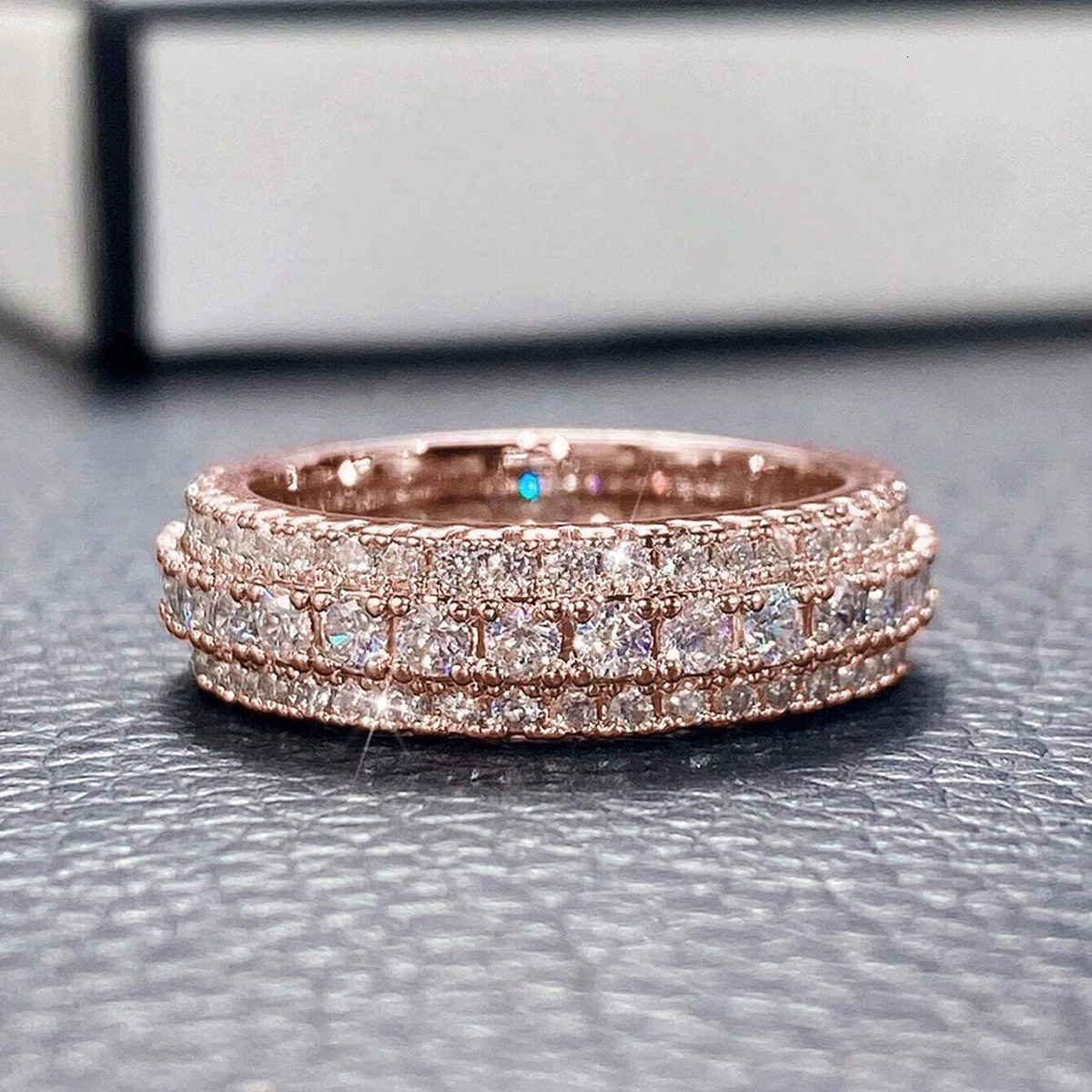 Ensemble de luxe de créateur pour hommes et femmes, avec bagues entièrement en diamant brillantes et accessoires de marque de bijoux populaires