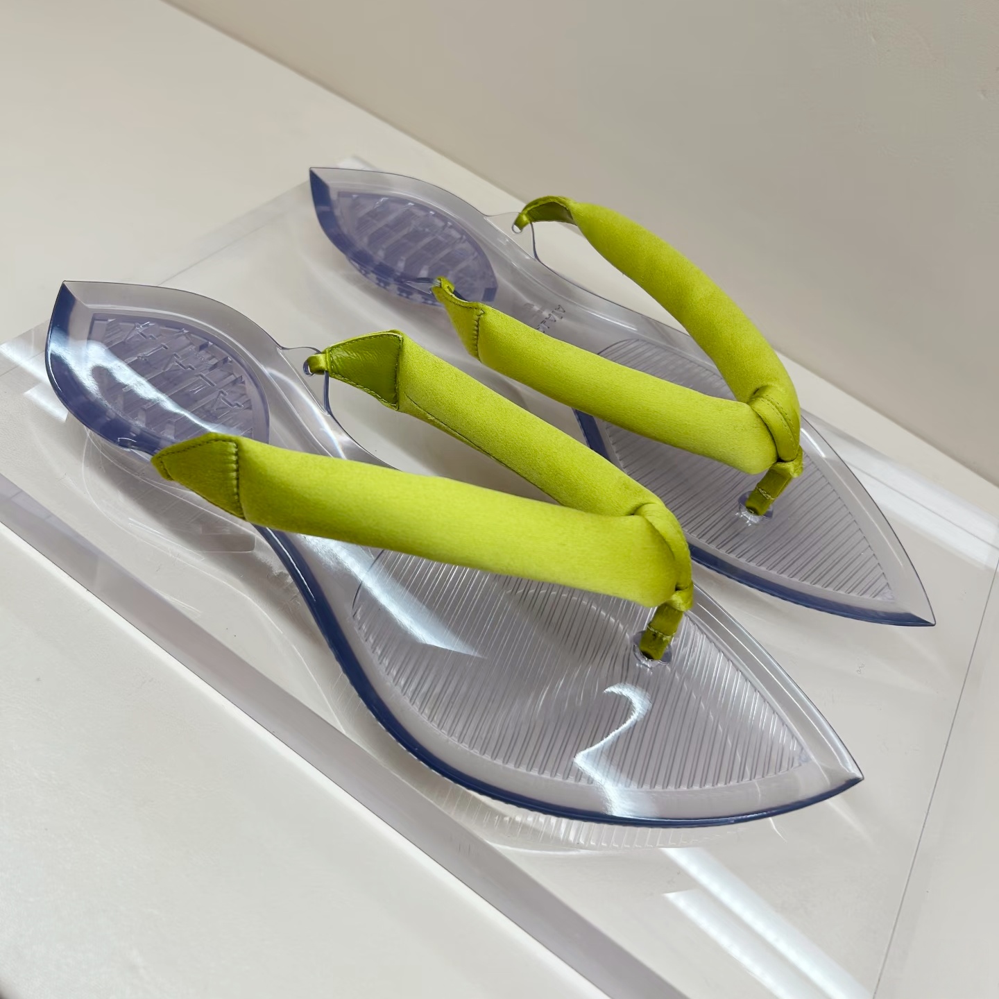 Womens slide Double pointed designer invisible thong in satin flat sandals Waterproof Beach vacation rubber flip-flops Luxury slippers Soft comforta