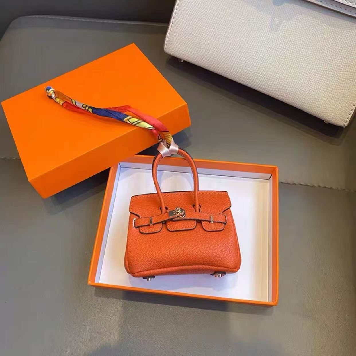 Exquisite High-End | Classic Western Design | Elegant Luxury | Ultra-Slim & Lightweight | High-Capacity Earbud Pouch | Compact Women's Coin Pur