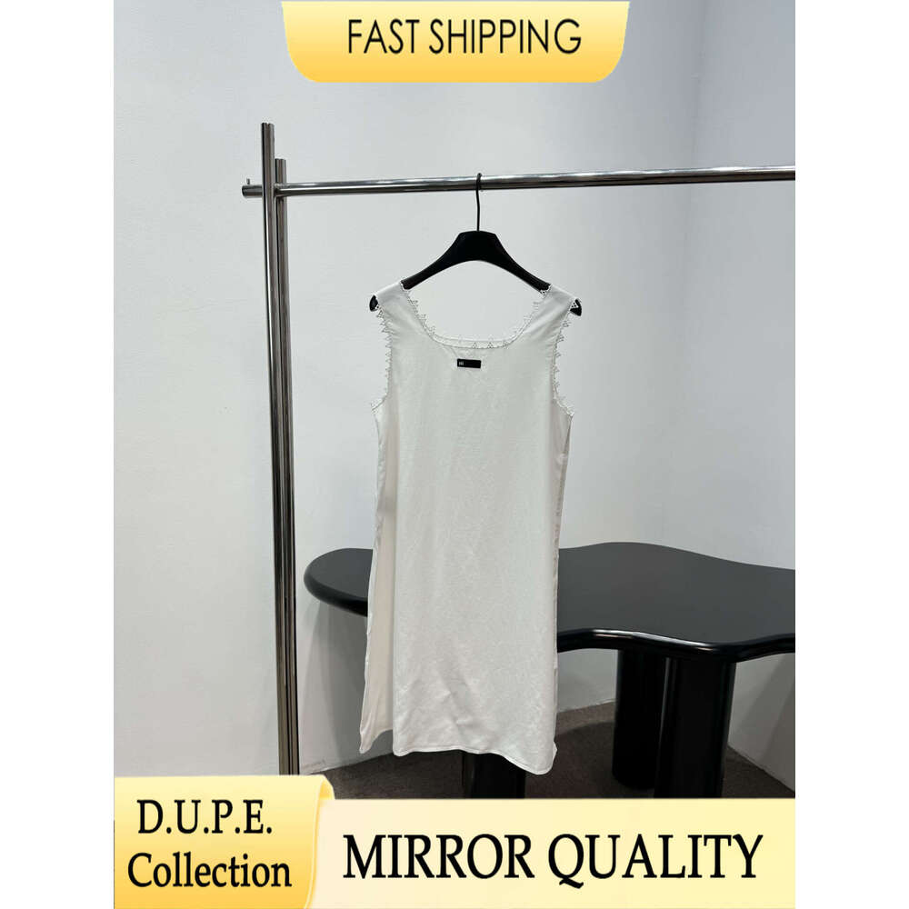 Designer Mius Robe blanche en dentelle, garniture en dentelle, Patch de lettres, marque de luxe, jupe sans manches, coupe ample, Robe d'été