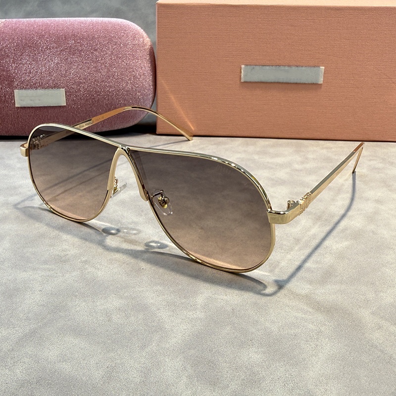 2026Summer Lunettes de soleil de luxe Designer Femmes Mens Attitude classique Gold Brown Goggle Senior Lunettes pour femmes Lunettes Vintage Lune
