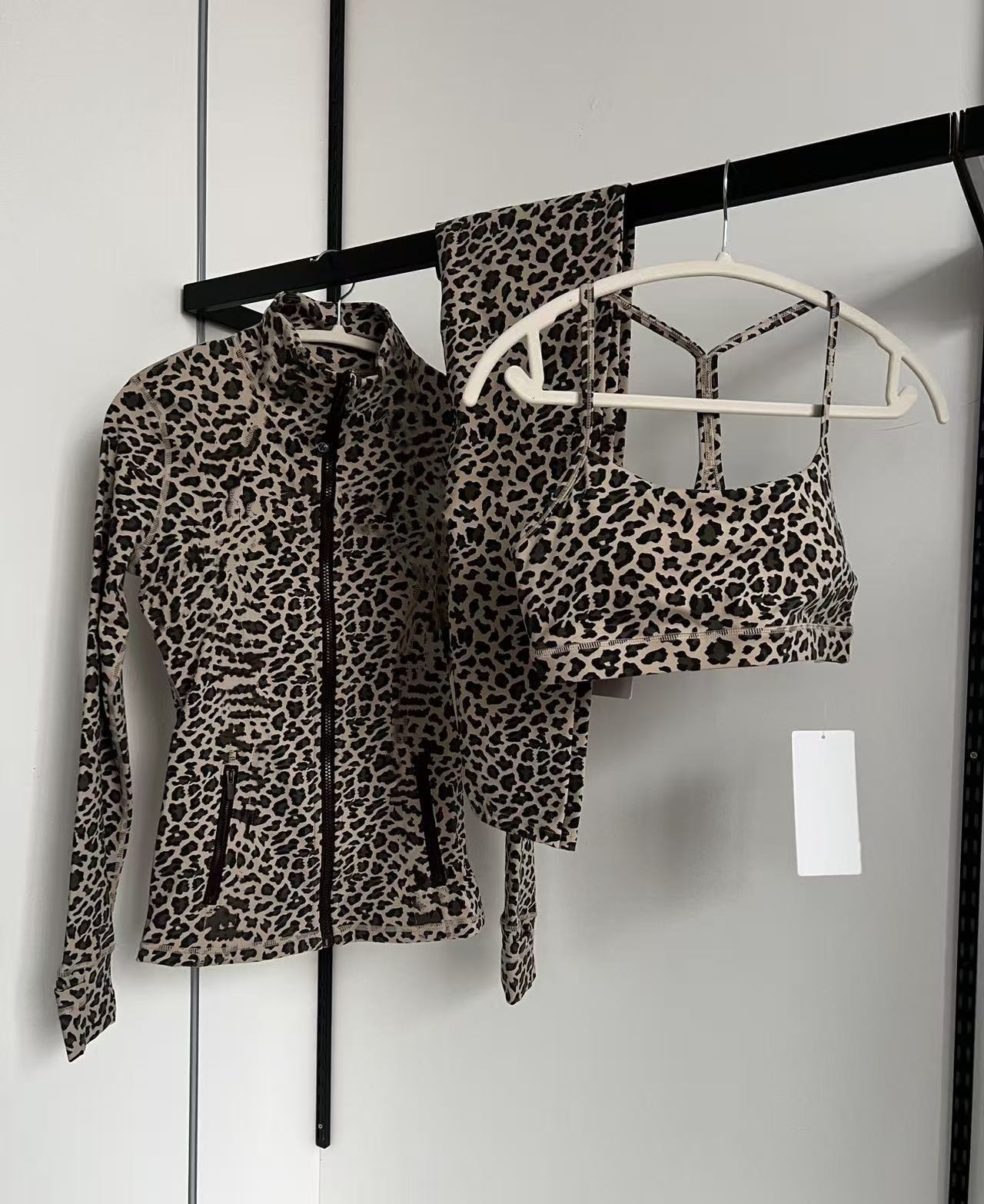 UU-L6079 Women's Leopard Print Yoga Set Sexy Hot Girl Trend Womens Leopard Pattern Athletic Wear Stylish Slenderizing Exercise Gear Trio