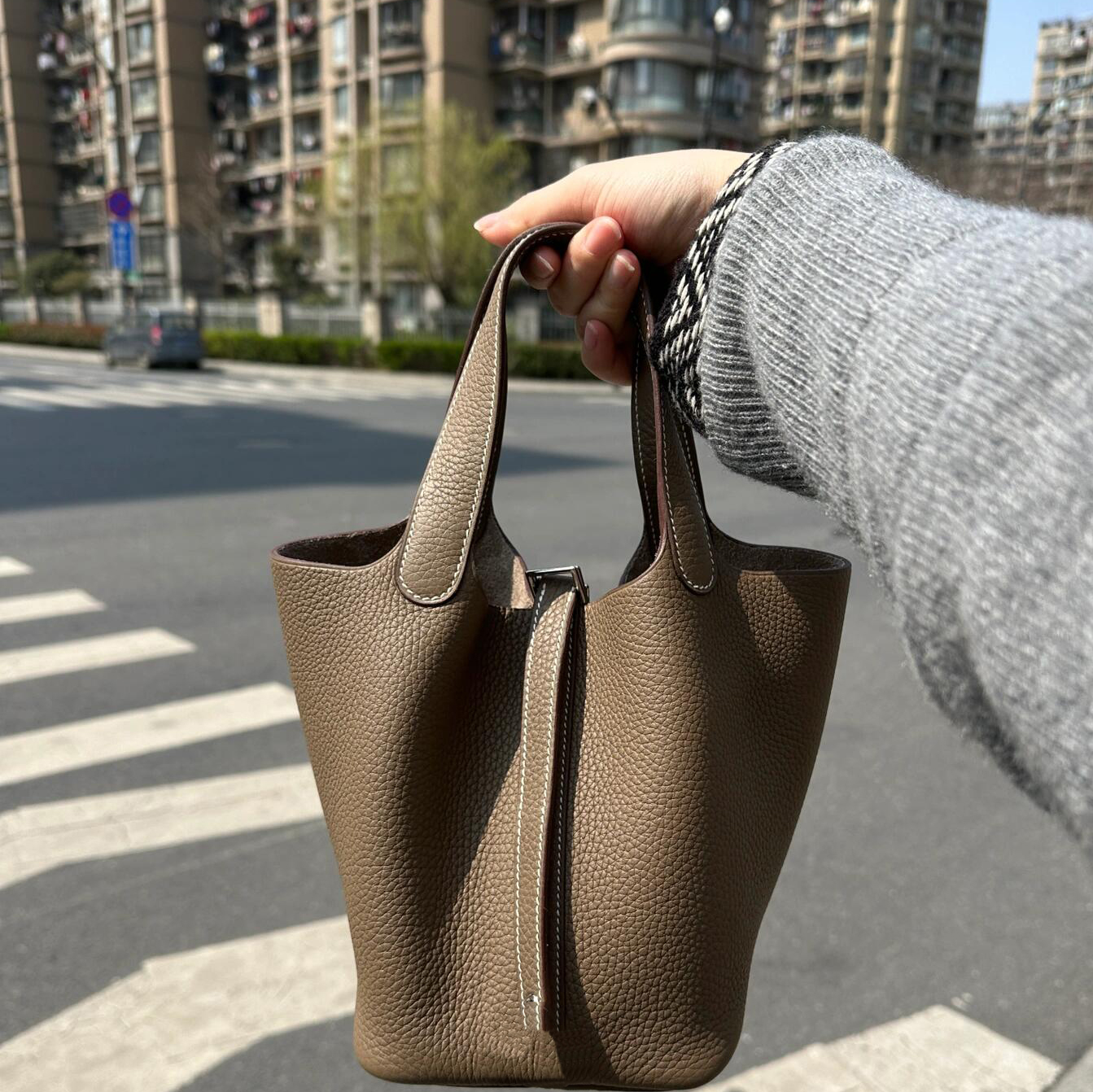 Top quality Genuine leather handbags Luxury Designer bag Womens tote Shoulder bag Fashionable large capacity bucket bag With Lock And Key crossbody