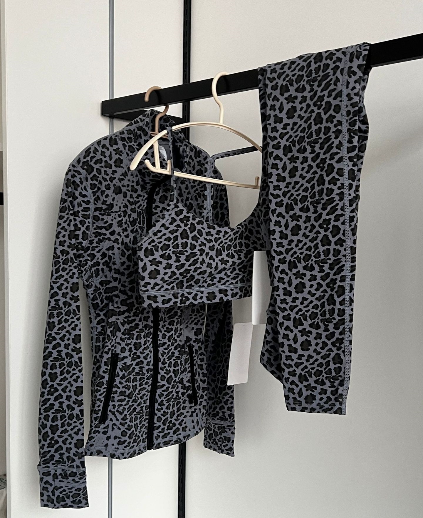 L6079-UU Women's Leopard Print Yoga Set Sexy Hot Girl Trend Womens Leopard Pattern Athletic Wear Stylish Slenderizing Exercise Gear Trio