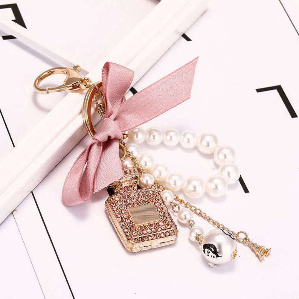 designer Keyring Charm Vintage Perfume Bottle Keychain with Red Ribbon Pearl Chain Women Bag Decoration Gift for Ladies
