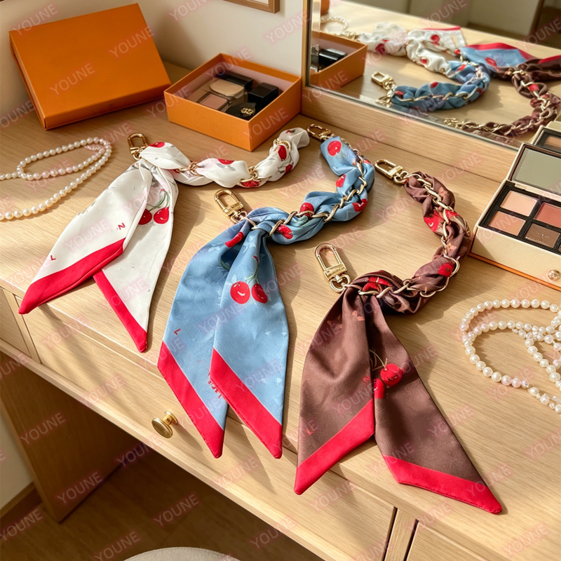 V x Takashi Murakami Silhouette Cerises Foulard Chaîne Charme de Sac Designer de Luxe Bandeau en Soie Imprimé Cerise Blanche avec Quincaillerie D
