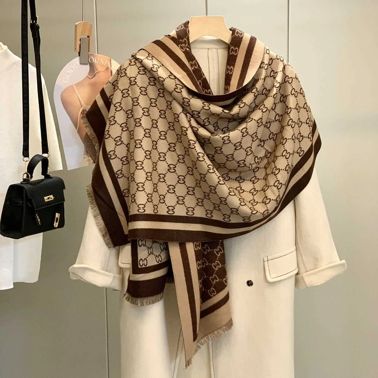 CC et version hiver léger plage heureuse lettre coréenne écharpe fête automne style de luxe multifonctionnel élégant écharpe veste femmes chaud c