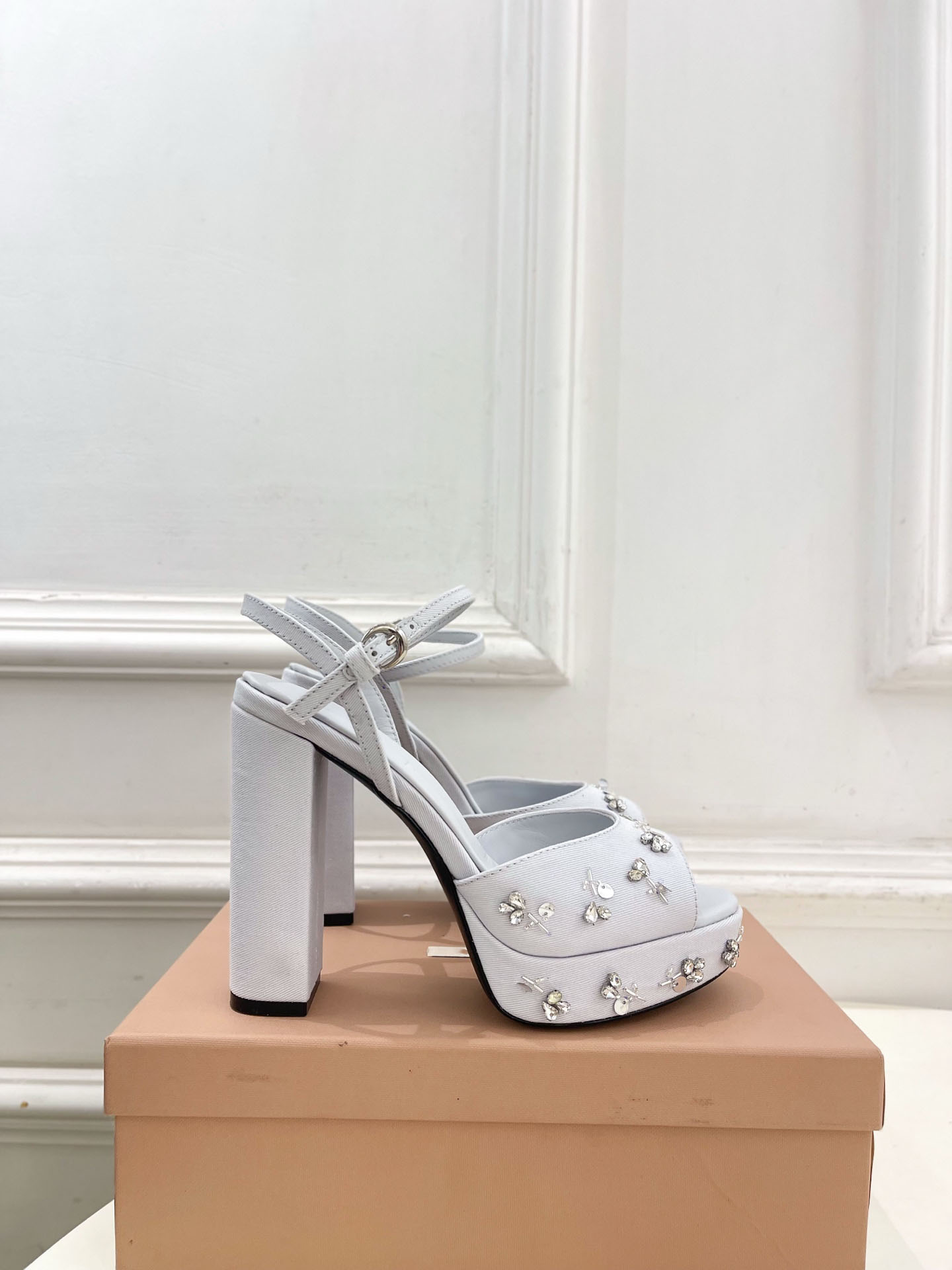 10Ein hochwertiger, exquisiter Damen-High-Heel, moderner Stil mit robuster Handwerkskunst, Strass-Peep-Toe-Sandalen