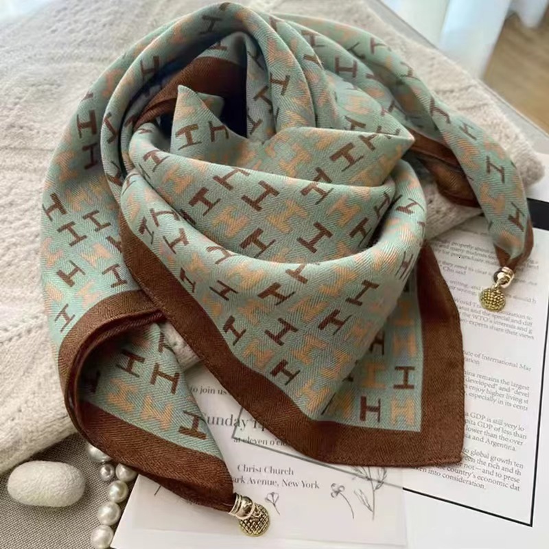 Brand Luxury Designer 2026 Wo Elegant Chic LetterPrinted Magnetic Clasp Triangle Soft Cotton Scarf Cozy Warm Versatile Neck Wrap for Autumn Winter D