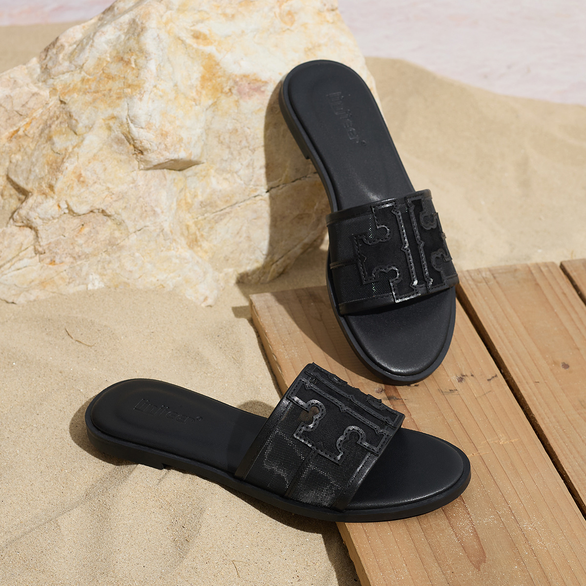 2026 New Outdoor Trendy Versatile Designer Slippers Mesh Breathable and Comfortable Flat Beach Shoes for Women