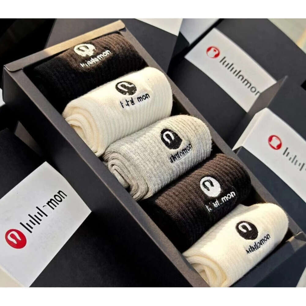 Women And Men's Designer Mid Tube Outdoor Breathable Comfort Sports Gift Box Unisex Solid Color Letter Embroidery Foot Socks