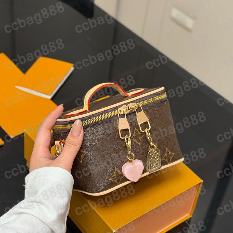 Women Designer Nice Mini Beauty Makeup Box Vanity Bag With Portable Top Handle Clutch Totes Heart Charms Gold Metal Chain Crossbody Nano Cosmetic Ca