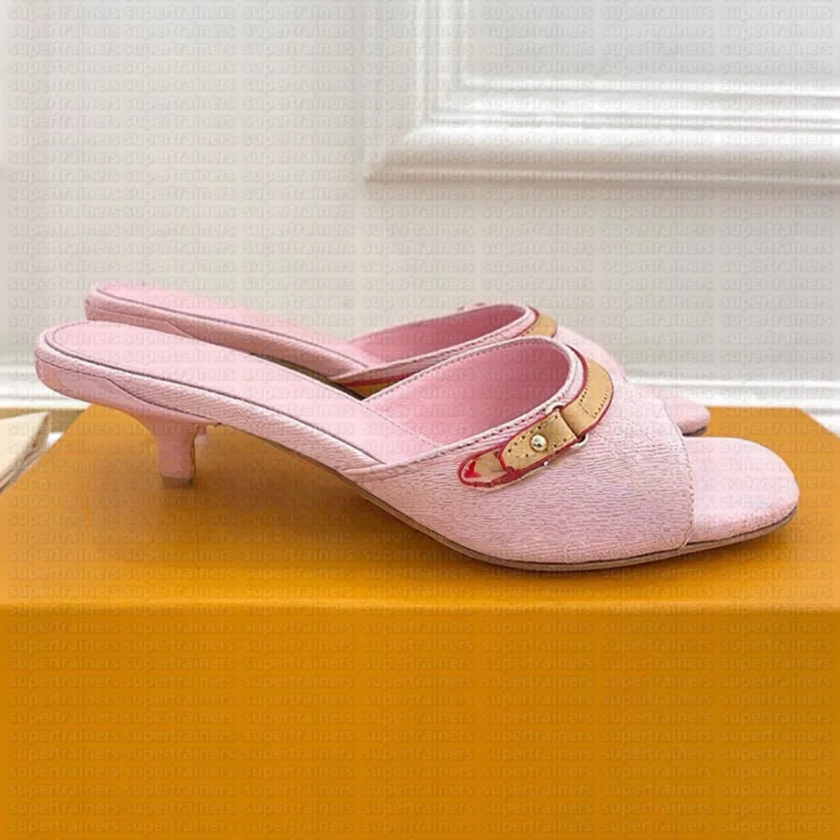 Talons de créateurs Talons pour femmes Mules en denim rose Modèles de semelle extérieure en cuir signature Talon aiguille Style féminin Sandales