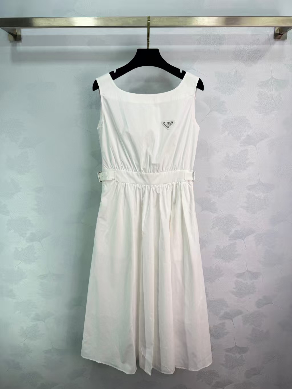 2026 Abito lungo da donna bianco senza maniche con scollo a O, abiti da donna firmati con cintura a triangolo per donna 52607