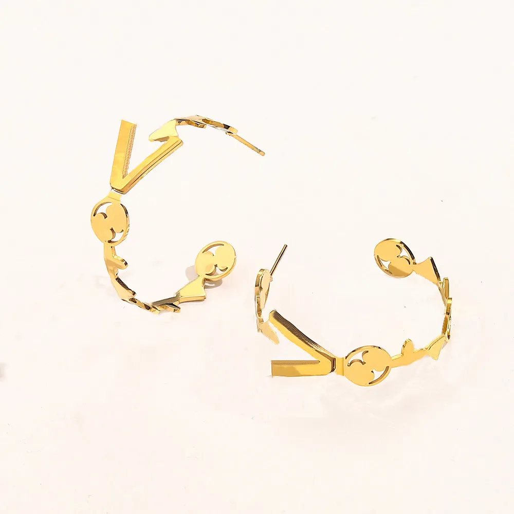 Boucles d'oreilles créoles élégantes en forme de cœur en acier inoxydable de grandes marques, un ajout exquis à toute collection