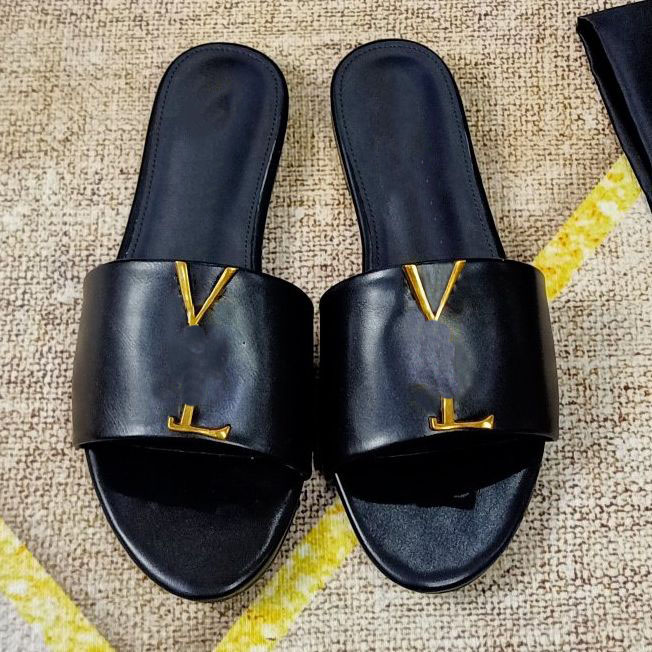 Designer Sandals Platform Slides Women Summer Slippers Outdoor Shoes Thick Bottom Leather Plush Beach Sliders Black White Brown pink