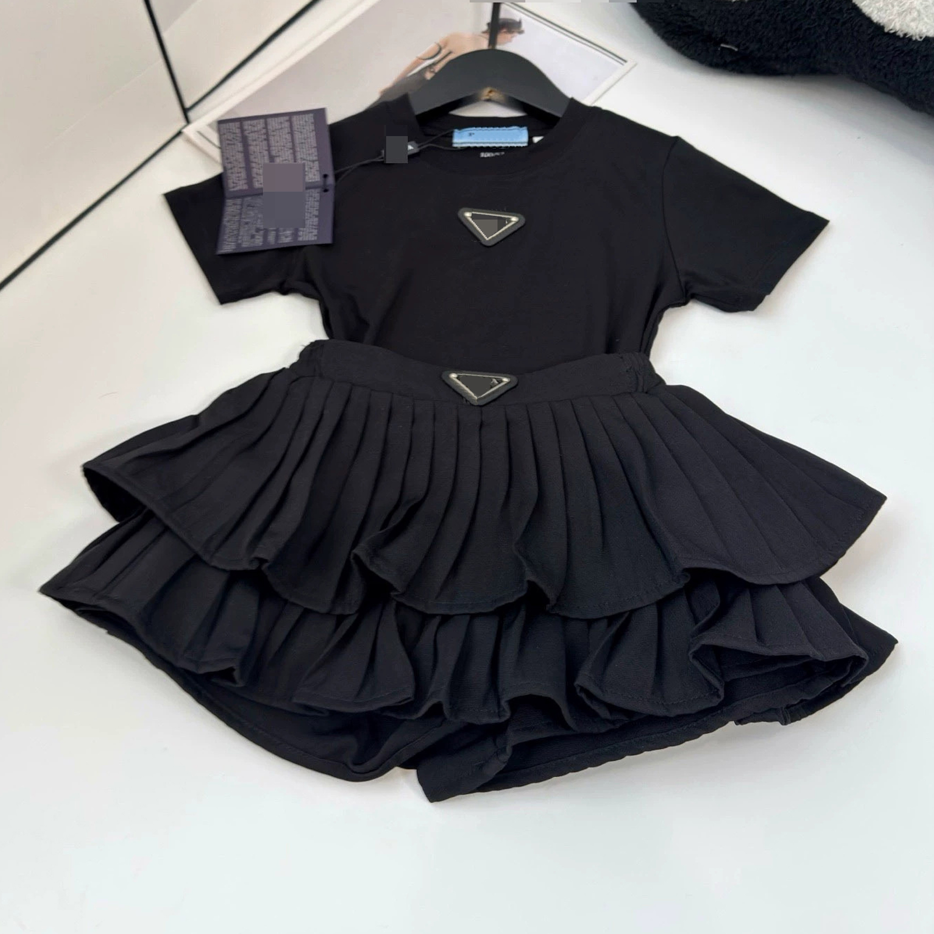 Robe de styliste pour enfants, jupe plissée, t-shirt pour filles, pull noir, nouveau coton, hauts confortables, ensemble deux pièces pour enfants