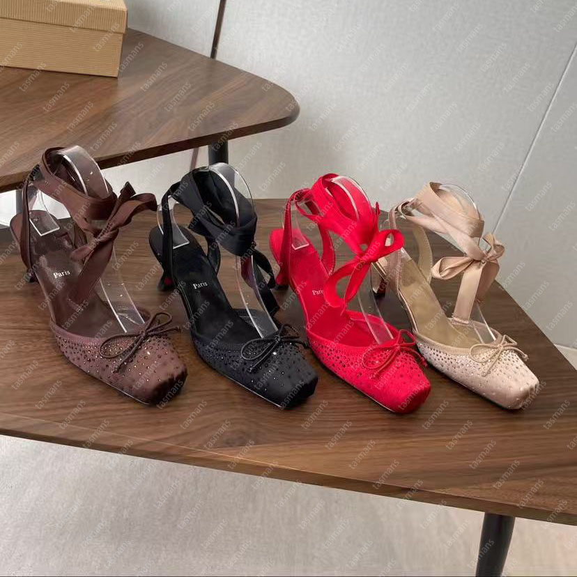Cassia Ballet Shoes Sandales en crêpe de soie Cassiasticina de créateur avec bouts carrés, détails à lacets, imprimés dorés en forme de cœur, ell