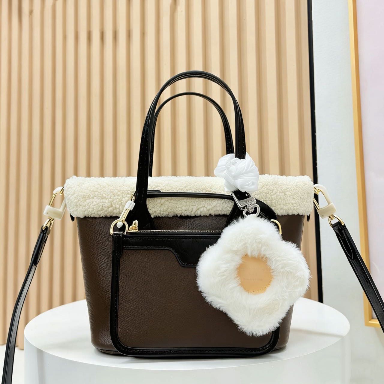Designer women's lamb wool handbag plush bucket bag double-sided shoulder cross shoulder handbag fashion two-piece set small square bag bucket
