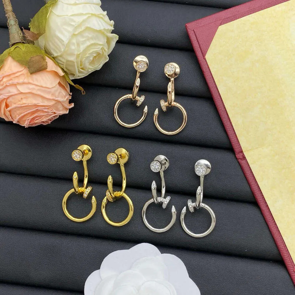 Déclaration de mode polyvalente : boucles d'oreilles élégantes de style cartouche triple ton, idéales pour les couples
