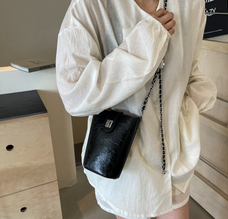 New design simple mobile bucket personalized fashionable high end chain crossbody bag for women