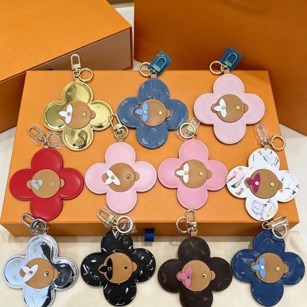 Designer Sunflower Keychain Men Women's Luxury Bag Charm Leather Stainless Steel Car Keychain Key Rings Couple Bag Pendant Premium Gift-image-1108461501