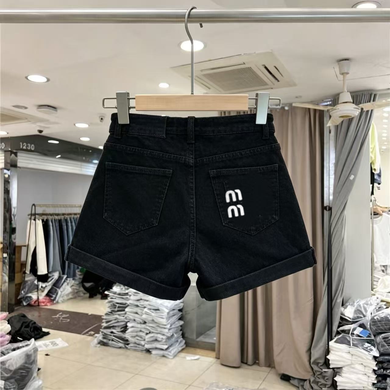 Summer denim shorts in womens designer style with printed on the back high waisted slim fit shorts suitable for womens luxurious street style L26060