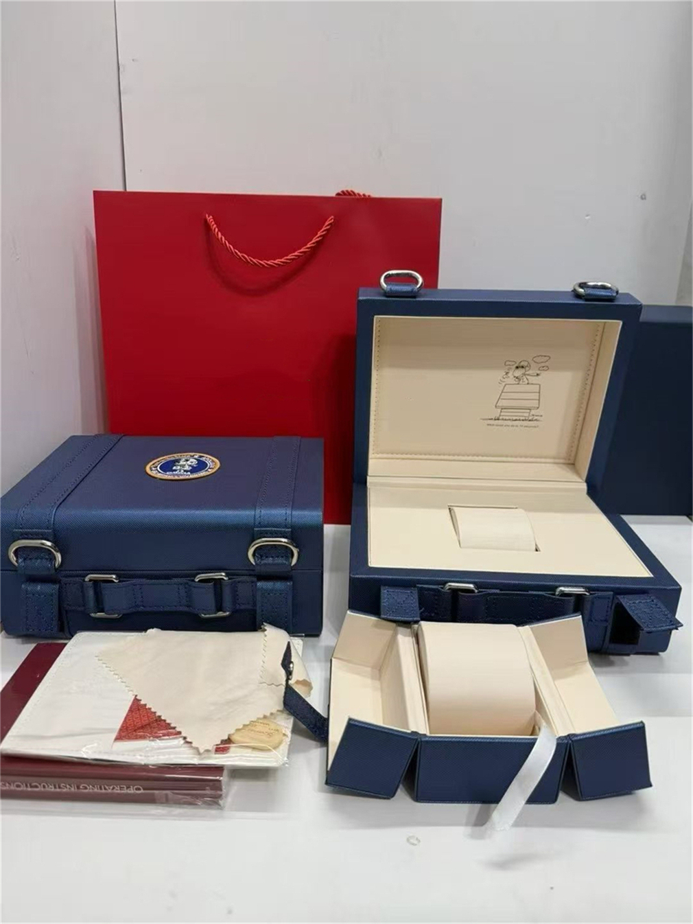 High quality OMEGAity Original watches box Correct Matching Papers Security Gift Bag Top Watch Box for Boxes Booklets Watches Free Print Custom Card