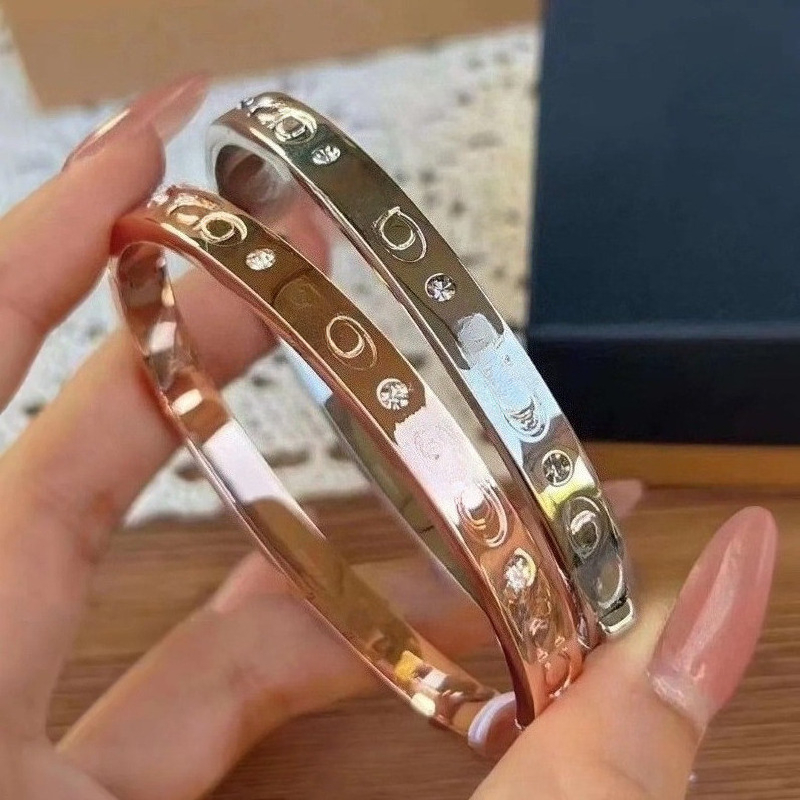 Solid Hard Bangles Luxury Classic Letters Designer Lover Couple Cuff Bangle Bracelet Unisex Retro Vintage Open Size Gold Silver Enamel Bracelets wom