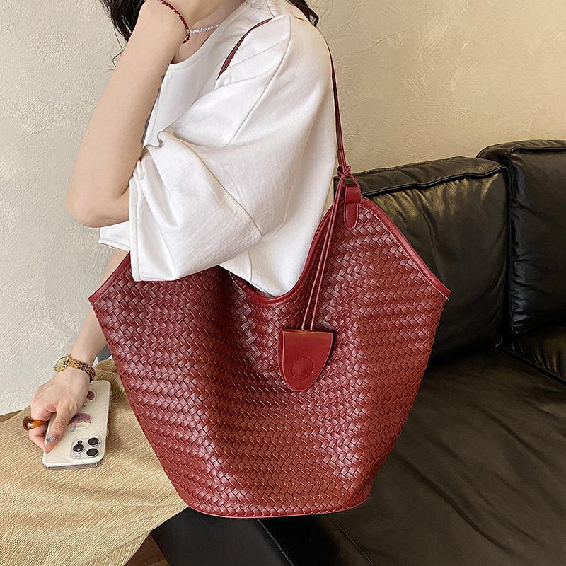 Niche fashion woven pattern handbag for women 2026 new model high end casual style commuter shoulder bag with matching pouch