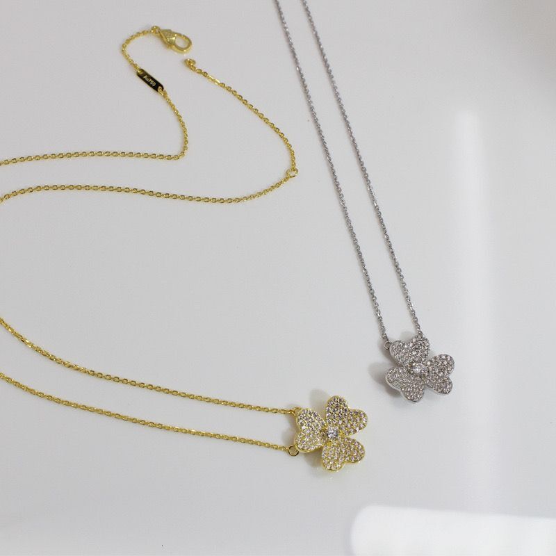 Collier léger de luxe polyvalent à trois pétales de diamants incrustés de micro incrustés en argent S925, pendentif fleur simple et unique, chaîn