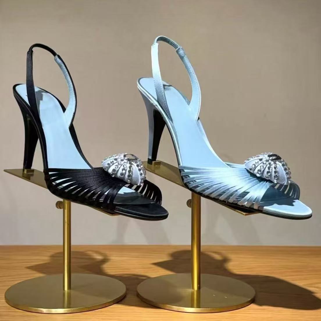 2026 Luxus-Satin-Plissee-Riemen-Slingback-High-Heels für Damen, funkelnder Strass-Blumendekor, offene Spitze, dünne Stiletto-Sandalen, formeller Abs