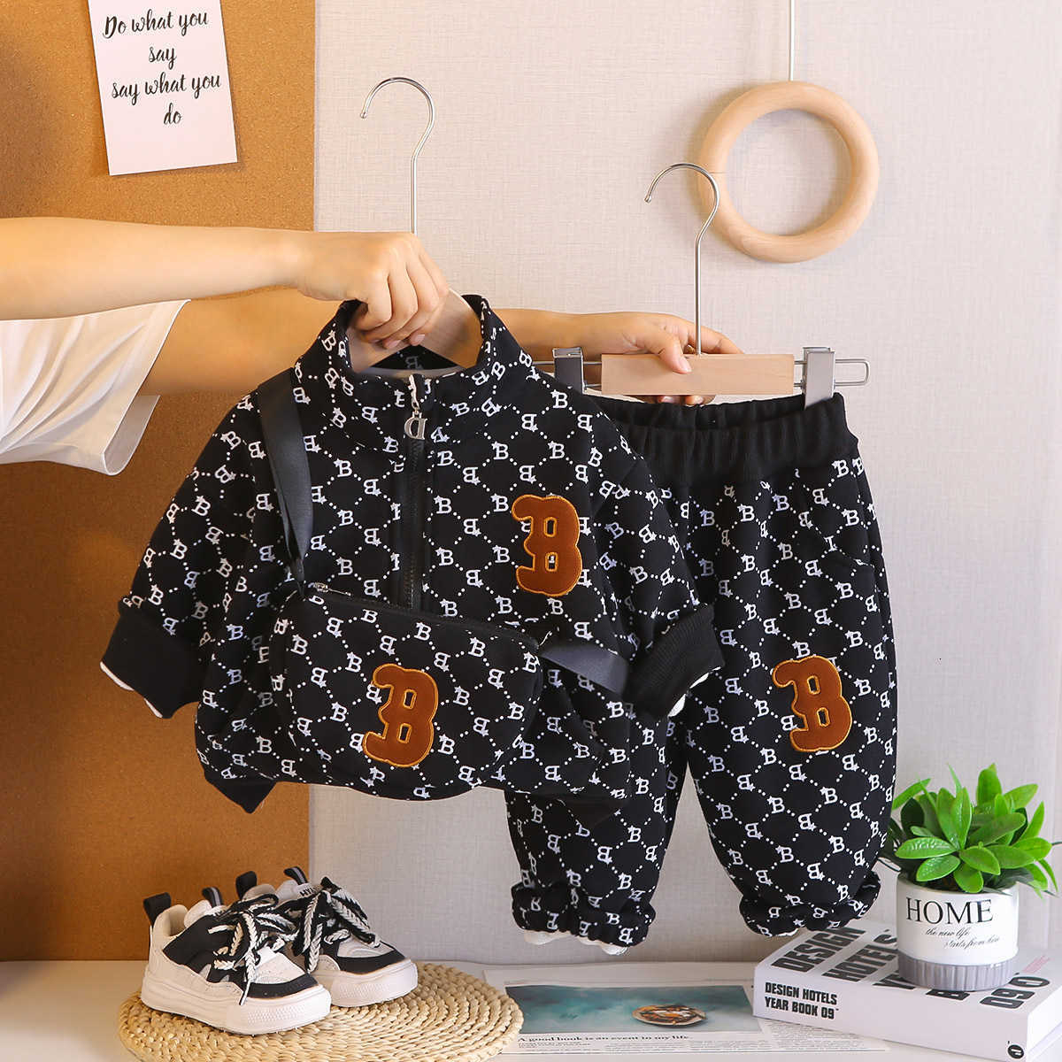 New style warm-up suit for boys in autumn and winter, featuring plush fabric. This is a stylish set of winter warm-up clothing for young children