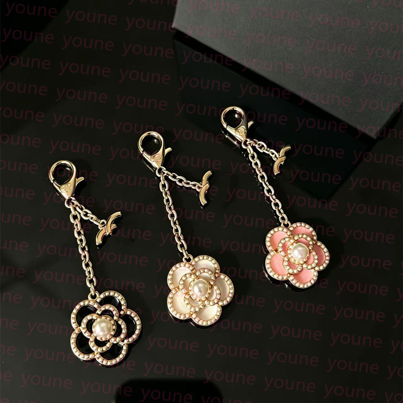 Mode Camellia Sac Charms Double lettre Perle Strass Porte-clés De Luxe Designer Style Sac À Main Pendentif Voiture Ornement Femmes Cadeau