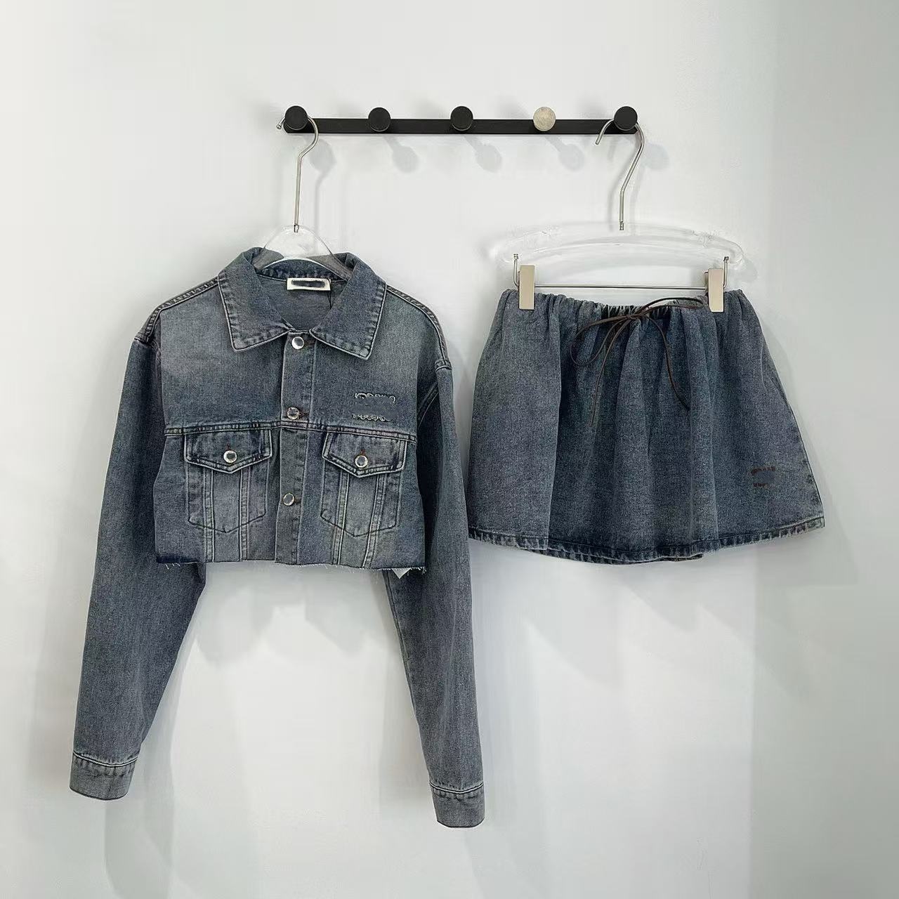 Veste en jean streetwear nouveau style avec décoration de patch en cuir et épaules tombantes.