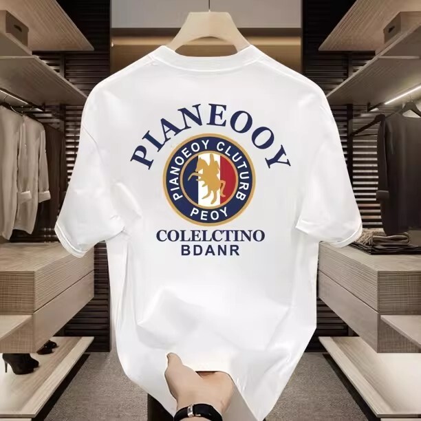 T-shirt graphique de luxe avec badge rond et cavalier multi-lignes avec texte en arc au dos, coupe ample en coton doux pour hommes sur le lieu de
