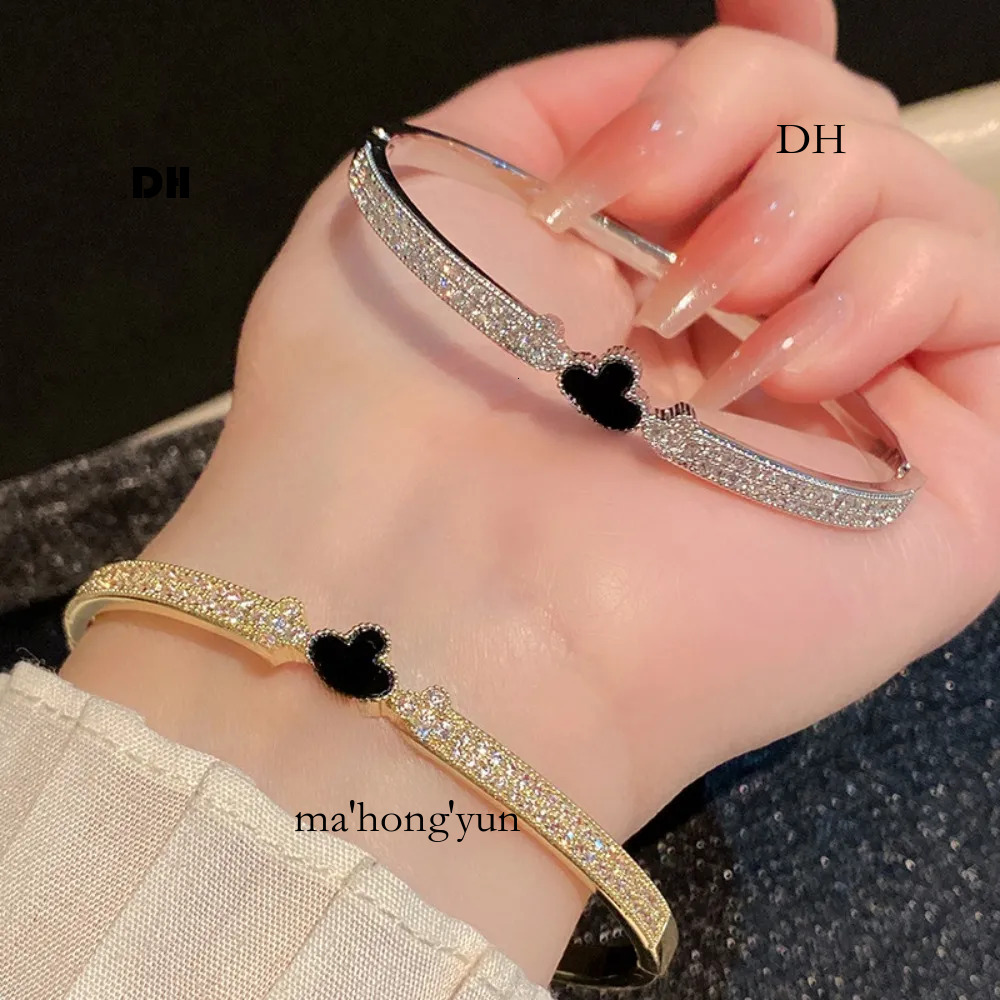 Designer's hot selling double row diamond inlaid three petal flower for women with a light luxury texture bracelet and accessories