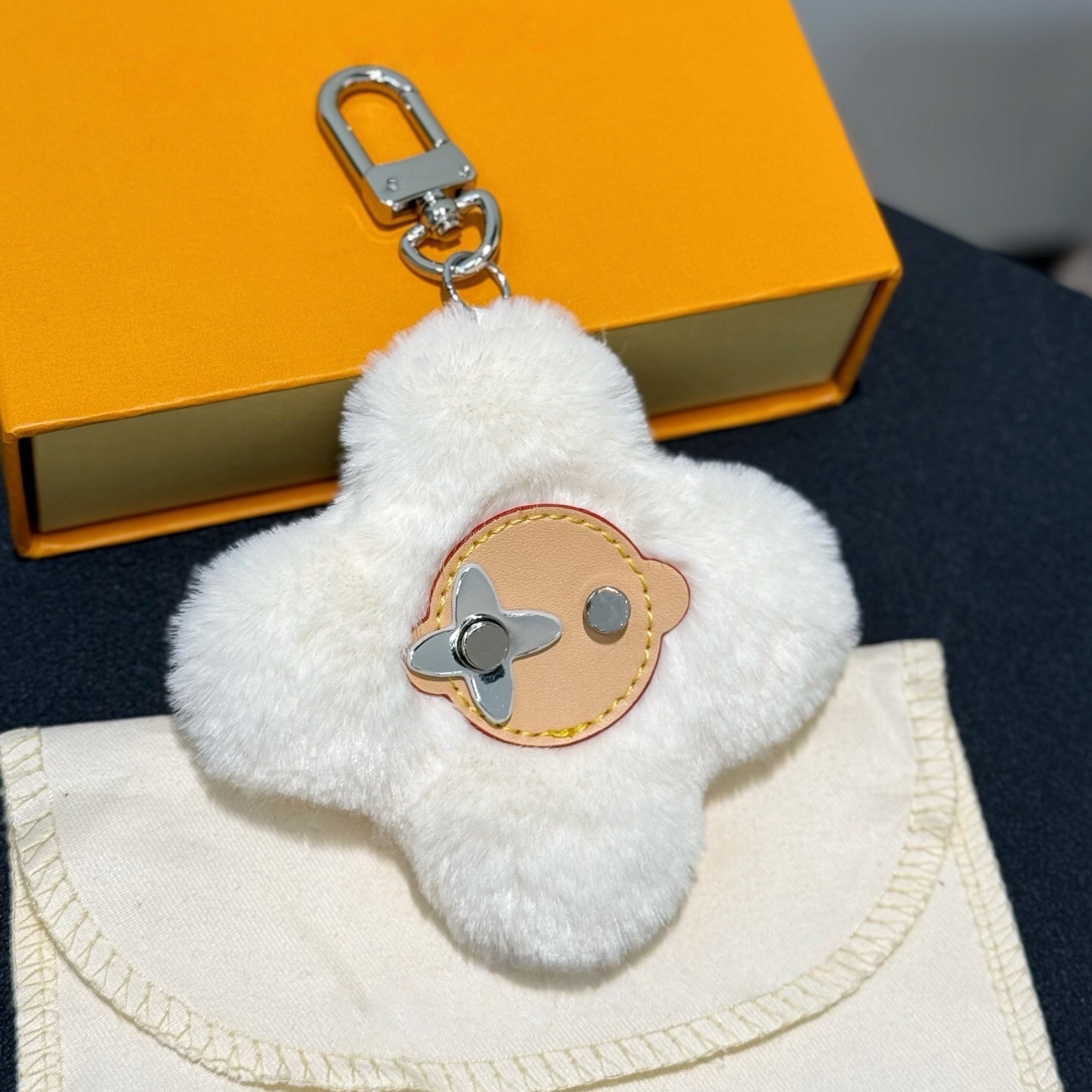 Luxury Designer Sunflower Plush Coin Pendant Car Keychain Leather Bag Charm Trendy Womens Mens Wallets Couples Cute Keychains Handbag Decoration key