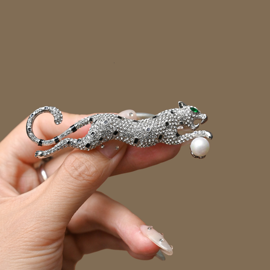 Luxury Brand Designer Jewelry Unisex Personalized Cheetah Brooch, Trendy Light Luxury, Exquisite And Sophisticated Pearl Suit Jacket Accessory