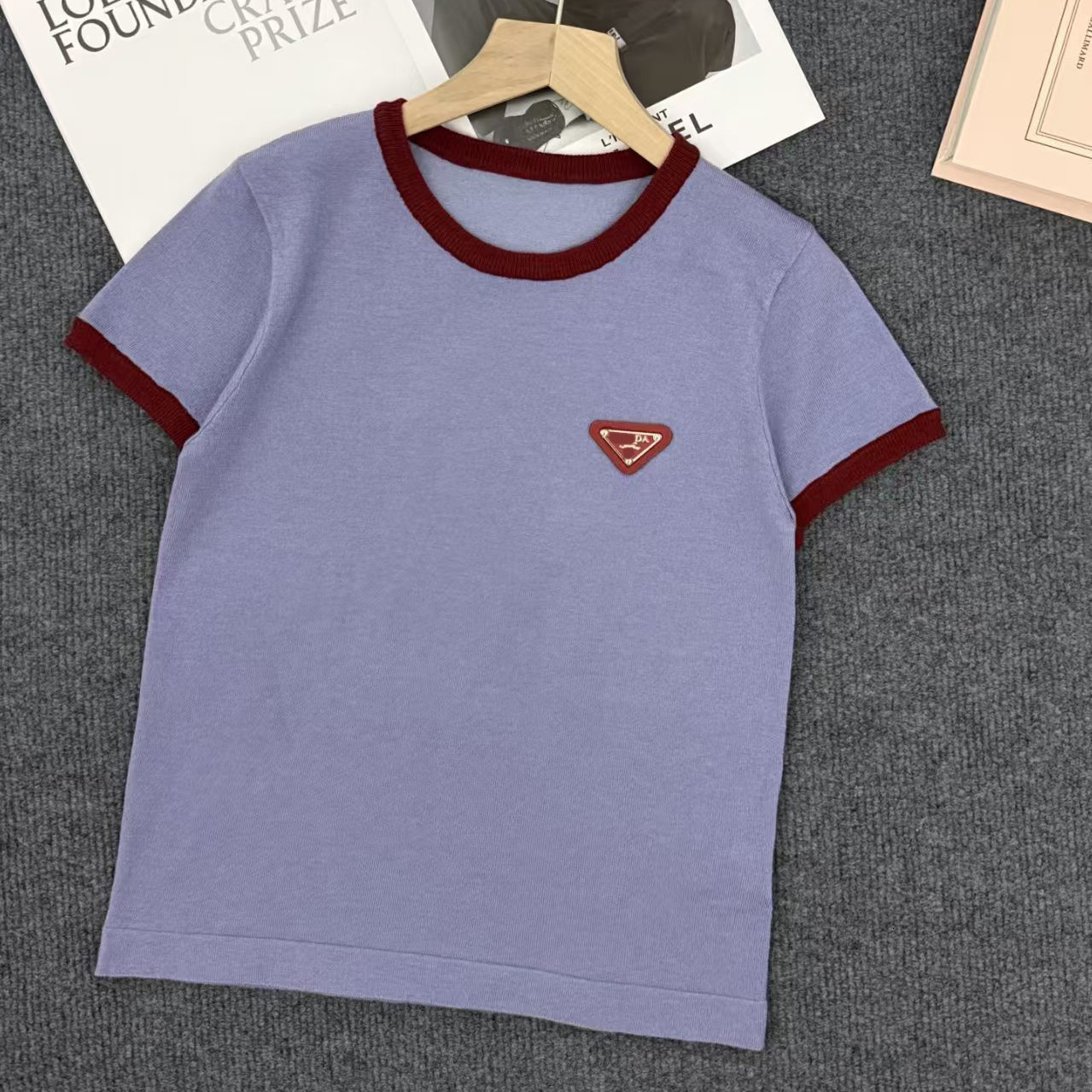 Versión de diseñador de alta gama ~ Prendas de punto Ropa de mujer con logotipo de triángulo metálico, color sólido, colores, manga corta, camiseta