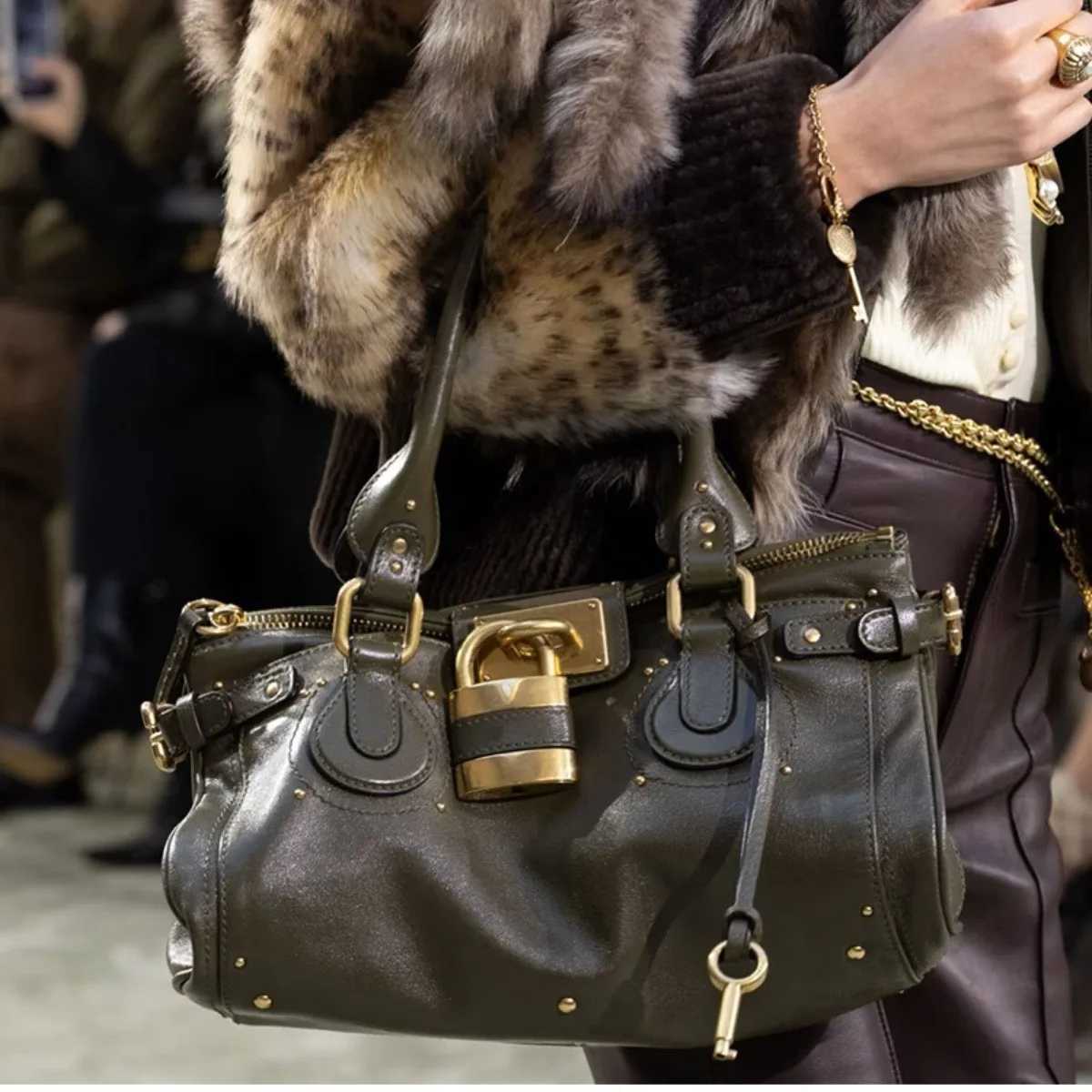Borsa da moto punk vintage in PU da donna per ragazze adulte borsa per cuscino con rivetto a spalla quadrata retrò di grande capacità X260706