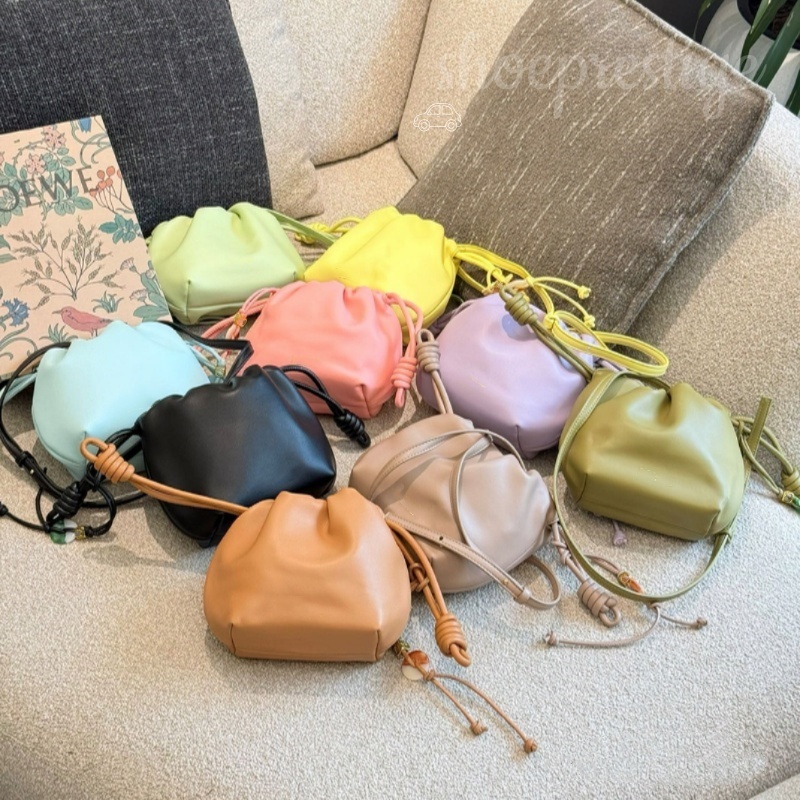Pochette en cuir en forme de nuage inspirée par un créateur fait main de haute qualité, mini sac léger avec fermeture à cordon pour les déplaceme