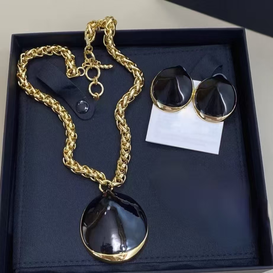 Luxury New Fashion Necklace High Quality Yellow Gold Plated Letter Shell Pendant Necklaces Earrings For Girls Women Nice Gift