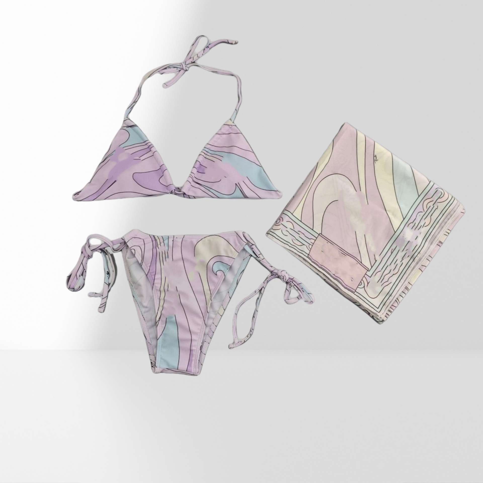 Le créateur a créé un ensemble de maillot de bain d'été unique, imprimé fluide, enveloppant le cou et à nouer.